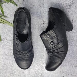 Bare Traps | Tyley Black Ruched Toe Heeled Booties Size 9M